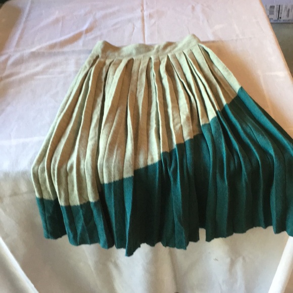 Charlie and Robin Green Color block skirt - Picture 1 of 2